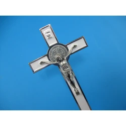 Krzyż metalowy z medalem Św. Benedykta stojący 20 cm.Wersja Lux biały